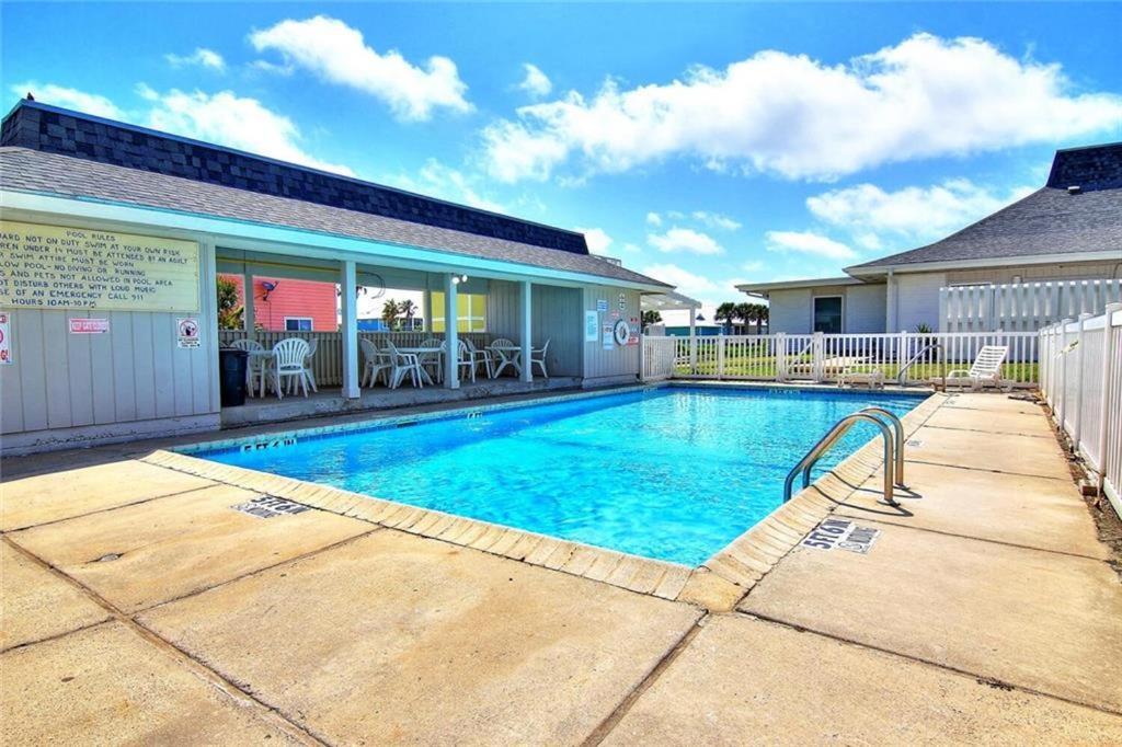 Ec134 Newly Remodeled Ground Floor Condo, Boardwalk To Beach, Shared Pool And Grill Port Aransas Exterior photo